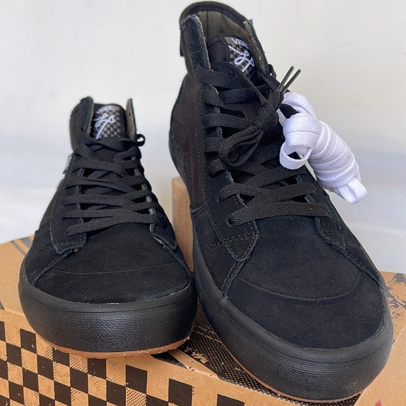 Vans Men’s The Lizzie
Fatigue/Black
VN0A4BX1FTB
Sneakers - Picture 11 of 16